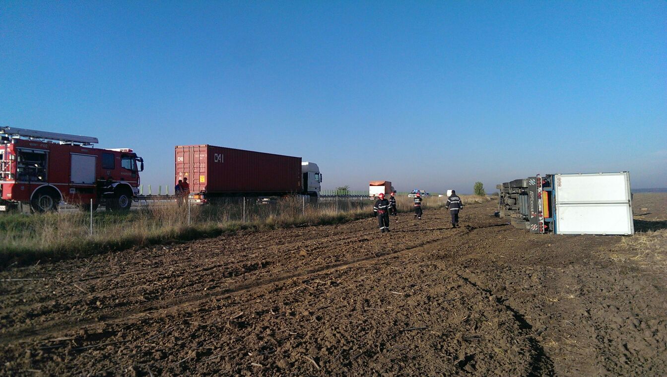 Un camion s-a răsturnat pe Autostrada Soarelui