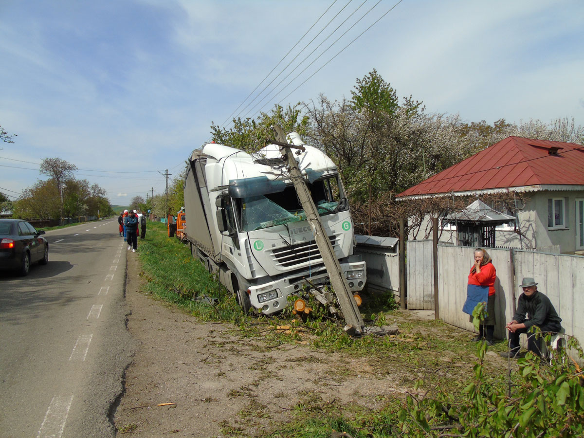 TULCEA: Neatenția a băgat un șofer de TIR în spital