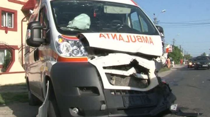 BOTOȘANI: Ambulanță implicată într-un accident rutier soldat cu răniți