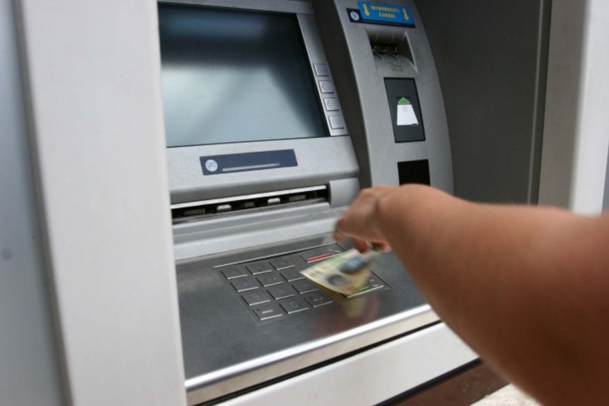 Descinderi la persoane bănuite de furturi din bancomate