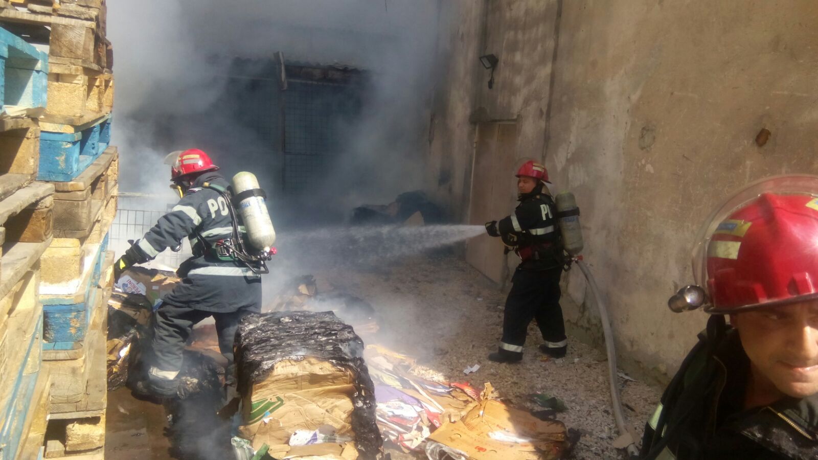 VIDEO/FOTO – CONSTANȚA: Arde magazia unui supermarket din zona Dacia