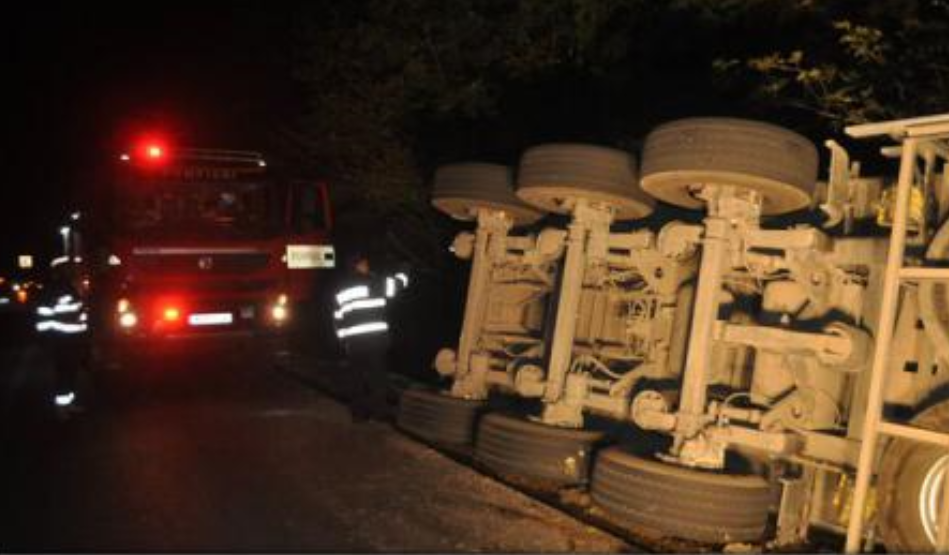 Un camion înmatriculat în Tulcea s-a răstunat pe drumul european E 58