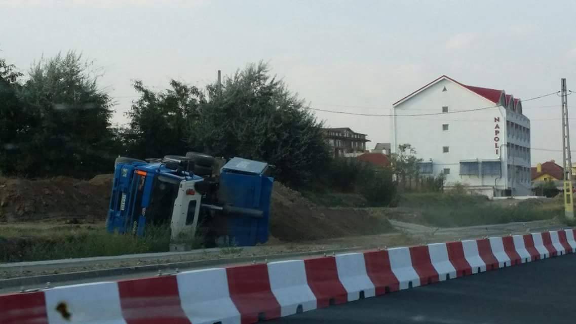 Camion răsturnat, pe drumul Mamaia – Năvodari