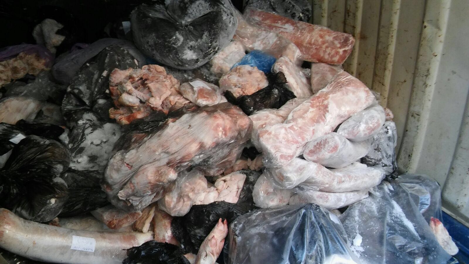 CONSTANȚA: Inspectorii DSV au confiscat mii de kilograme de carne. Iată unitățile vizate