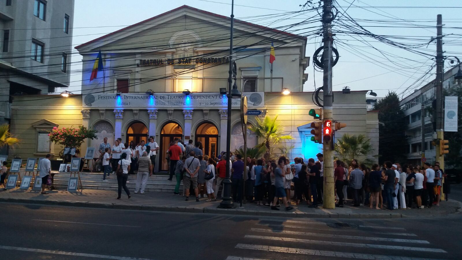 CONSTANȚA: Coadă la teatru