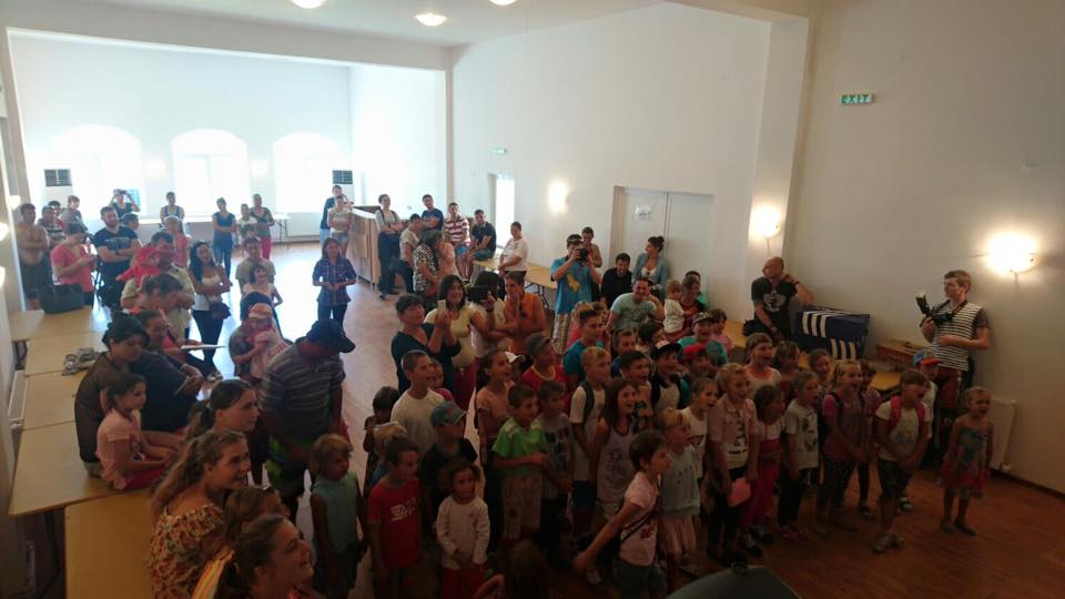 TULCEA/FOTO: Rechizite donate de un club de motocicliști pentru copiii din două comunități defavorizate
