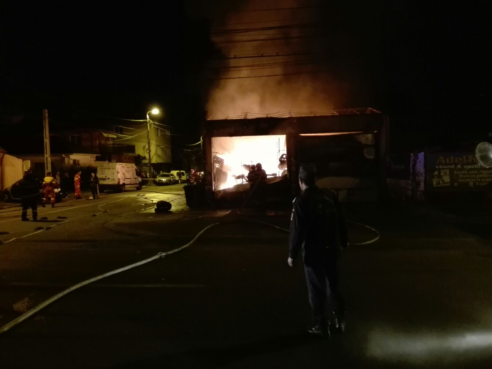 FOTO/VIDEO – Incendiu puternic la un service auto din CONSTANȚA