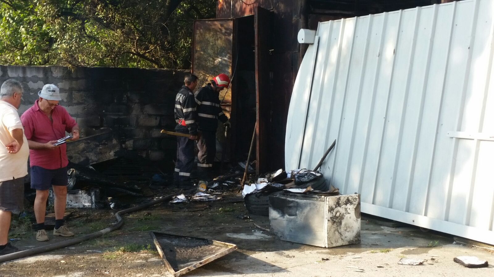 Update – CONSTANȚA: Arde un depozit de piese auto pe strada Caraiman!