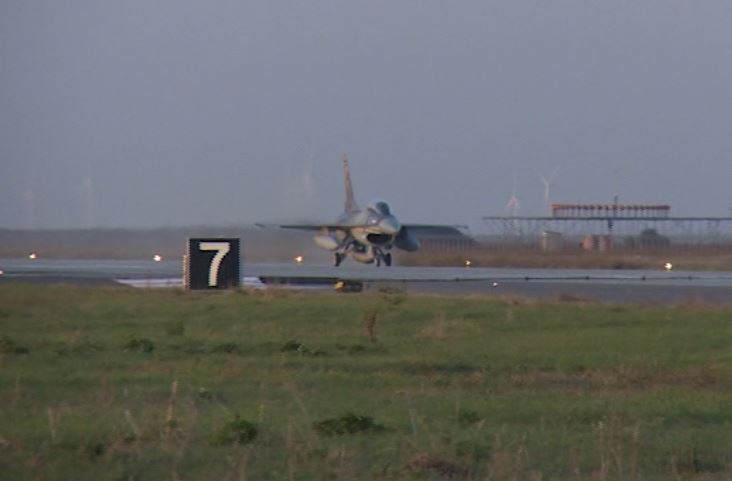 Video – FETEȘTI: Imagini de la aterizarea escadrilei F-16