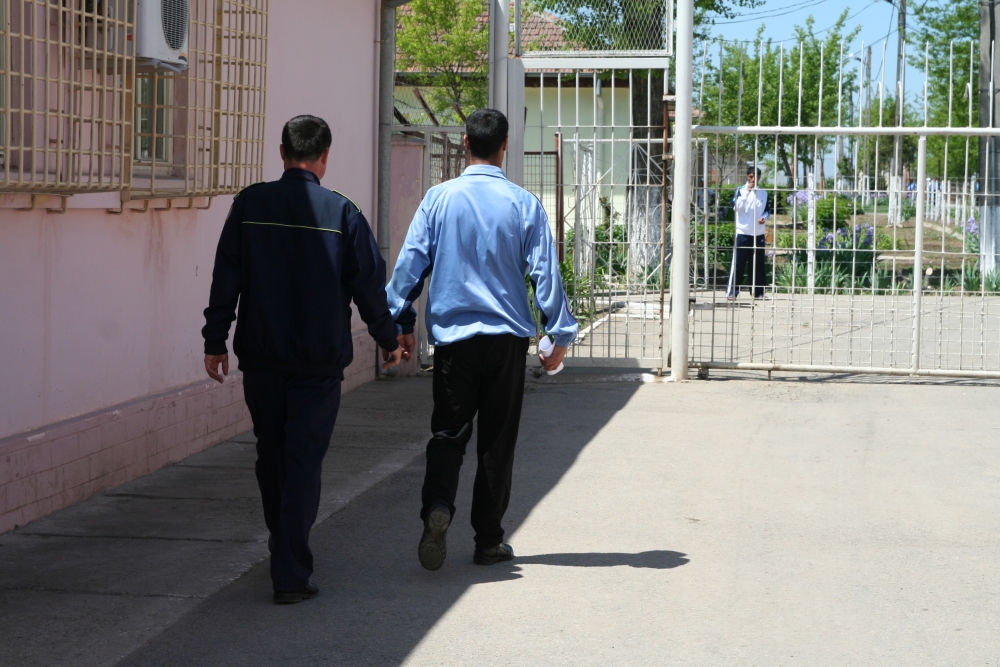 POARTA ALBĂ: Lucrătorii din penitenciare ies în stradă