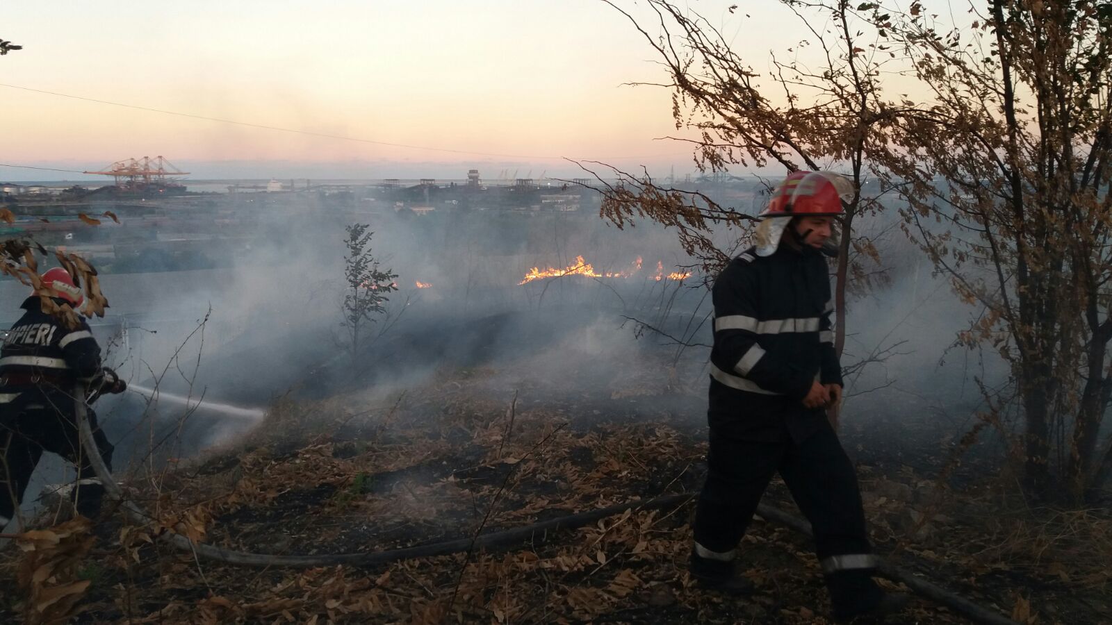 FOTO/VIDEO: Incendiu pe valea portului Constanța