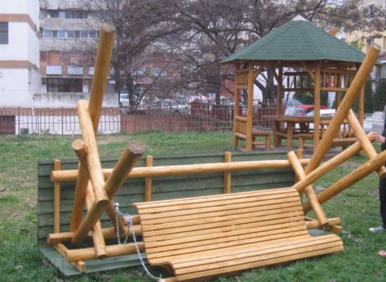 Pericol de moarte pentru doi elevi din localitatea Sibioara, după ce un leagăn a căzut peste ei