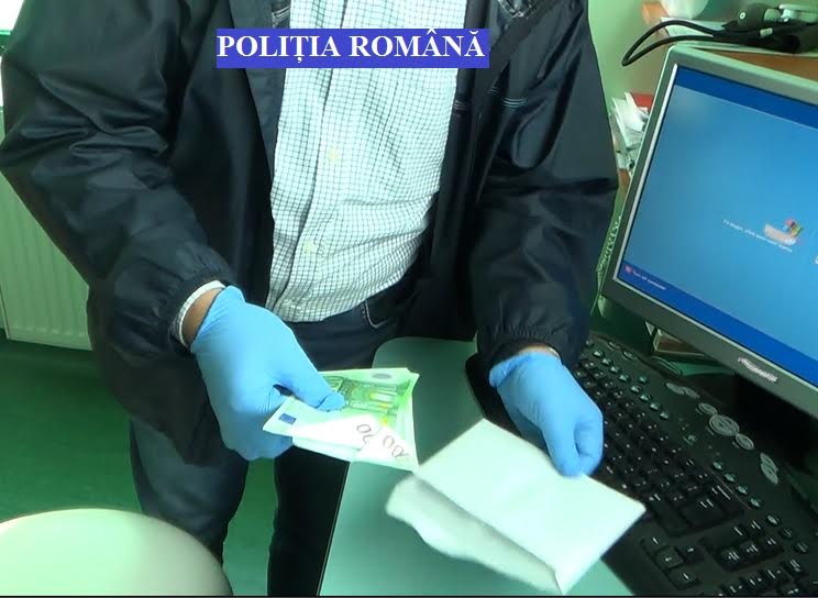 Medic reținut pentru luare de mită