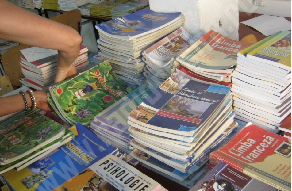 Manualele vor lipsi de pe băncile liceenilor în viitorul an școlar