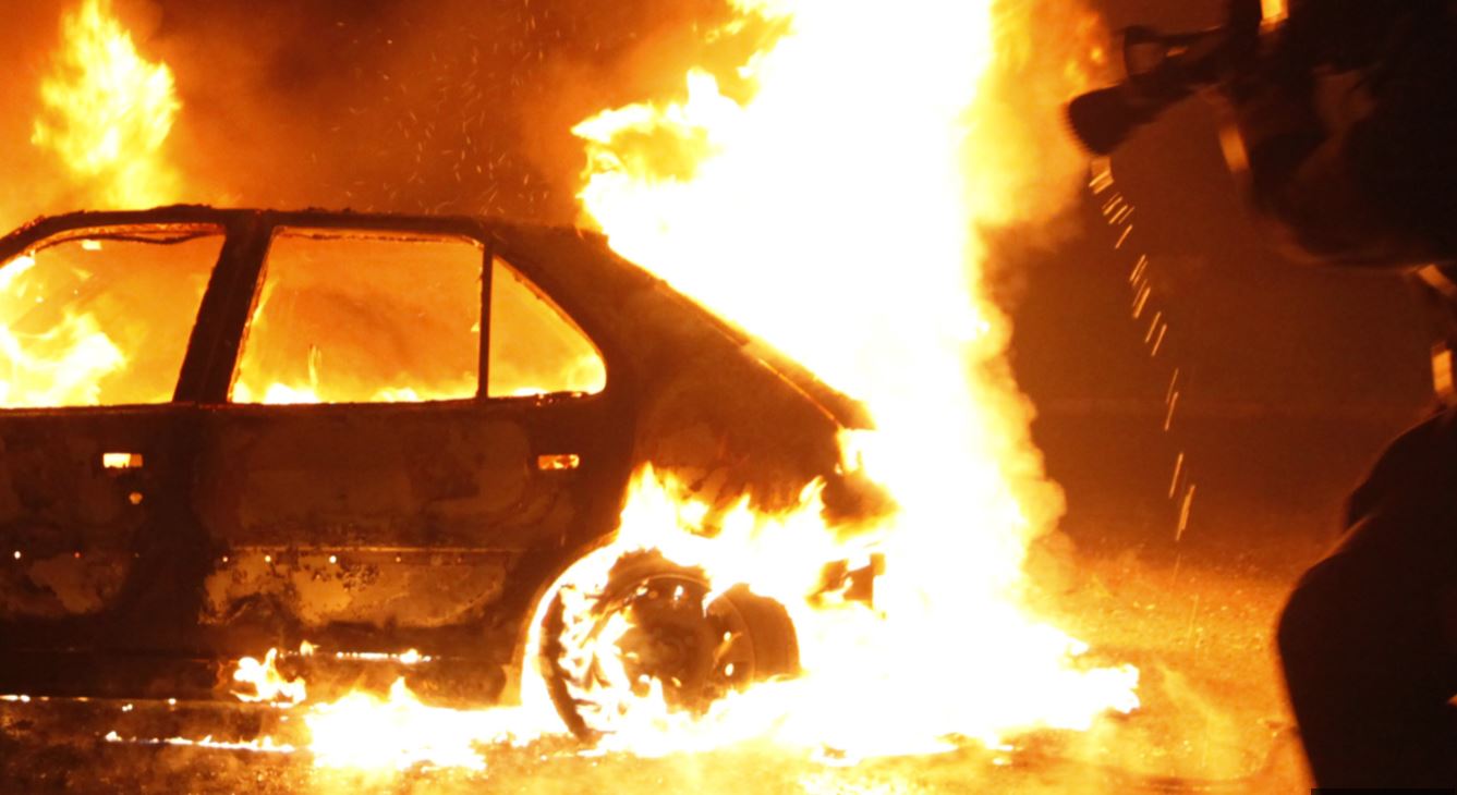 CĂLĂRAȘI: Mașină distrusă de un incendiu pe strada… Pompierilor