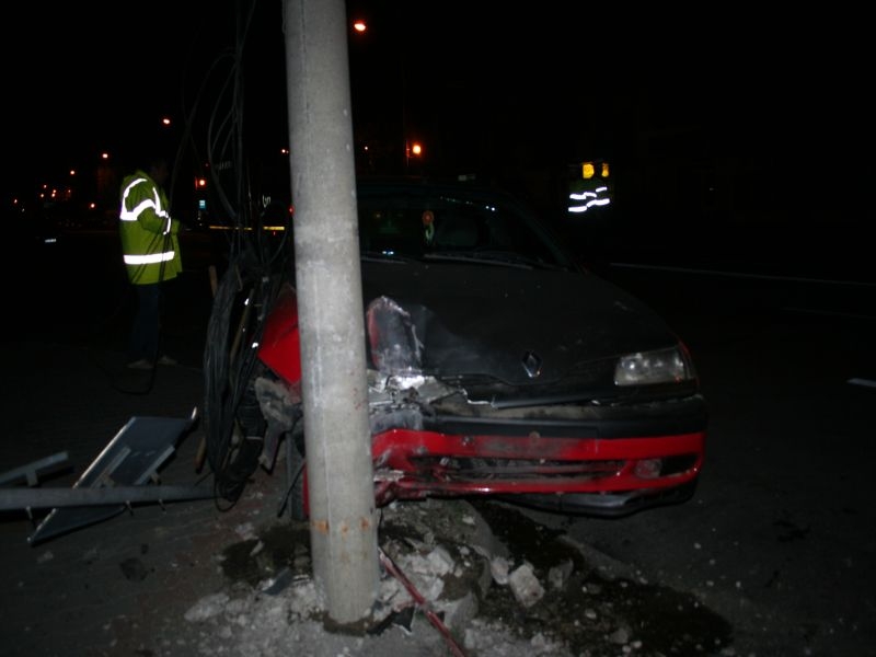 TULCEA: Deoarece conducea beat, i-a ieșit un stâlp în drum