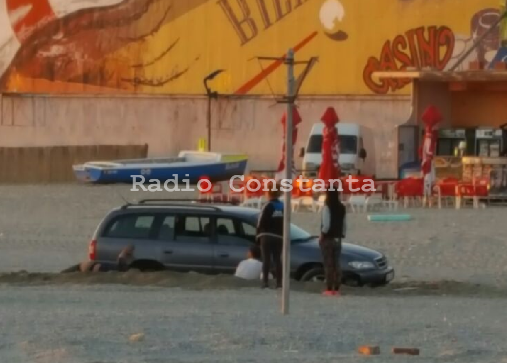 MAMAIA/FOTO: Pentru a câta oară? Mașină blocată în nisip pe plajă