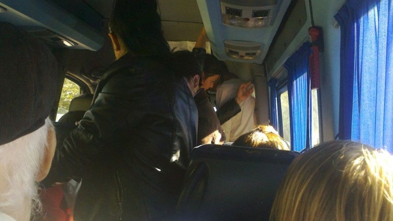 TULCEA: Un șofer de microbuz pune oamenii în pericol. 14 pasageri ÎN PICIOARE