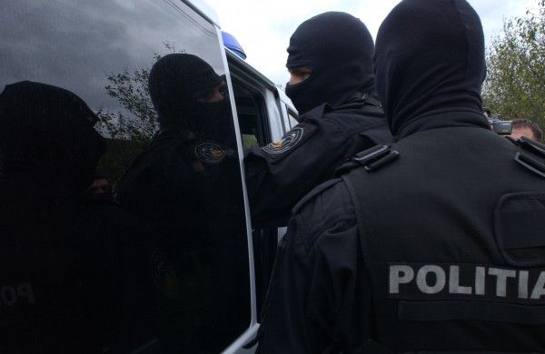 Descinderi la persoane bănuite de trafic de droguri de mare risc