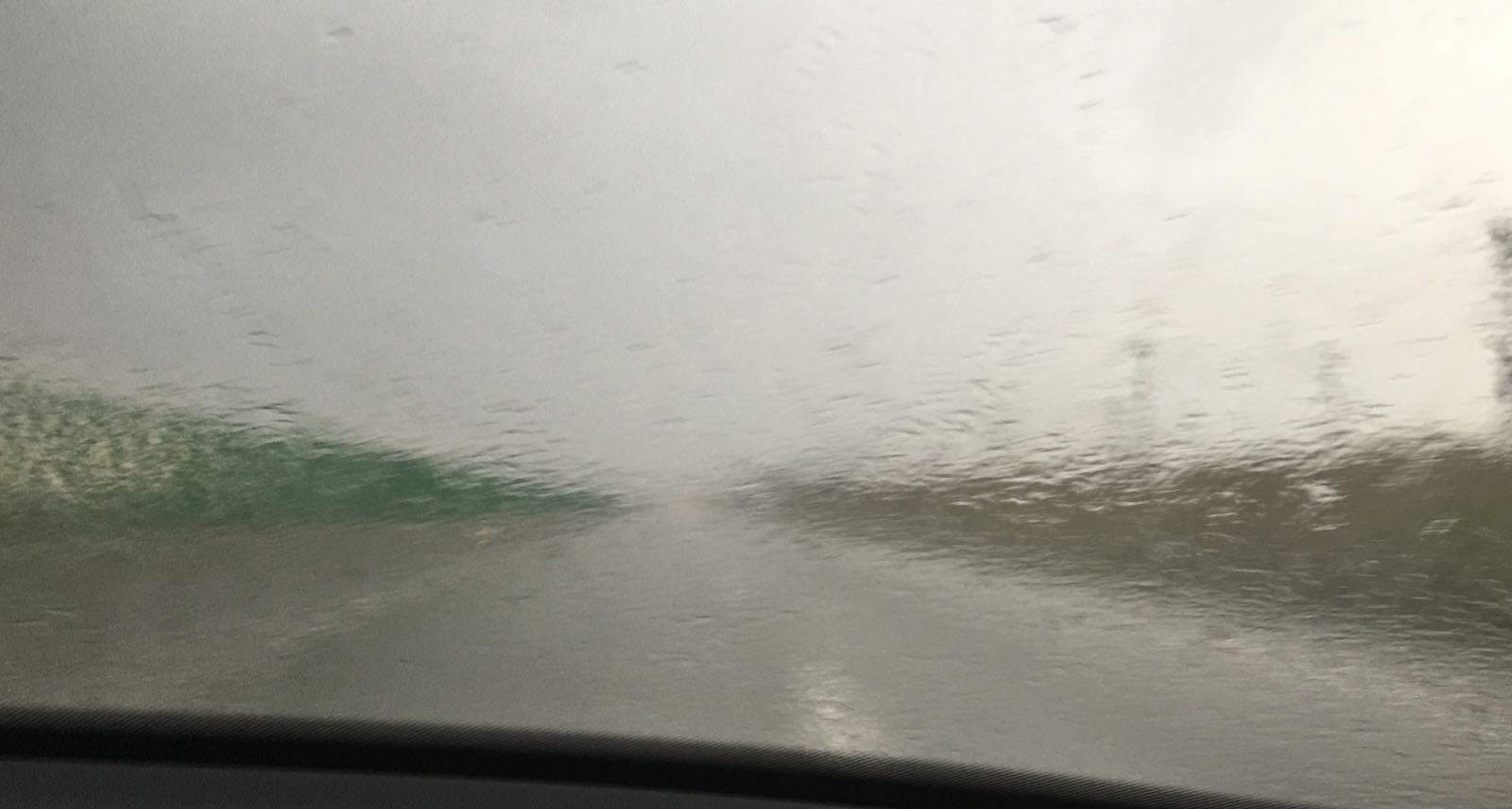 Atenție, șoferi! Plouă torențial pe Autostrada Soarelui