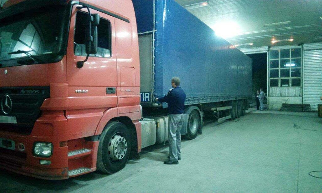Un cetăţean afgan a încercat să intre în România ascuns sub remorca unui autocamion