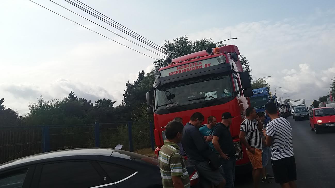 FOTO: Protest fără autorizație organizat de transportatorii rutieri pe străzile Constanței