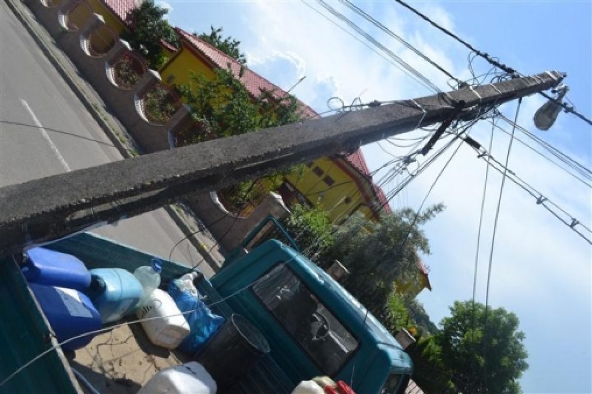 Update – MURFATLAR: Bărbat CARBONIZAT pe un stâlp de electricitate din centrul localităţii SIMINOC
