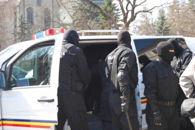 Un bărbat și o femeie au fost arestați preventiv pentru trafic de persoane și proxenetism