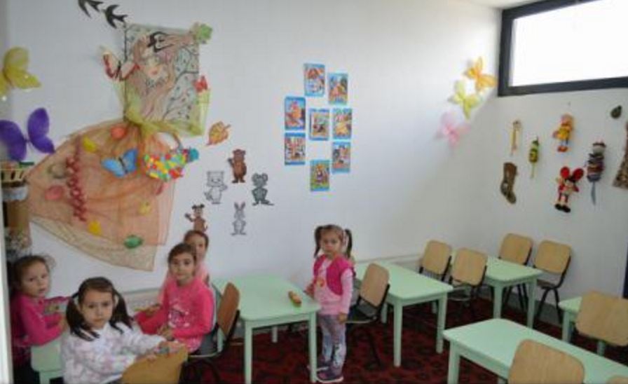 TULCEA: Copiii de grădiniță din Văcăreni învață de șase ani în vestiarele sălii de sport