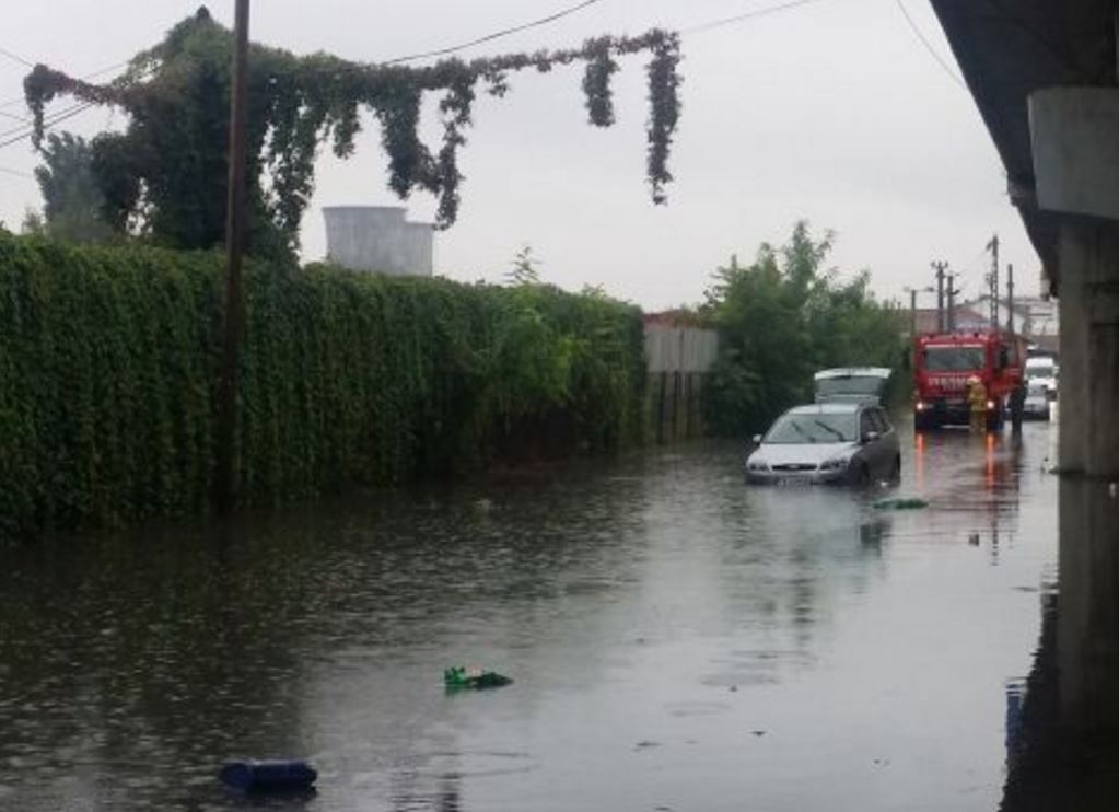 TULCEA: Pompierii au intervenit pentru deblocarea mai multor mașini afectate de apă