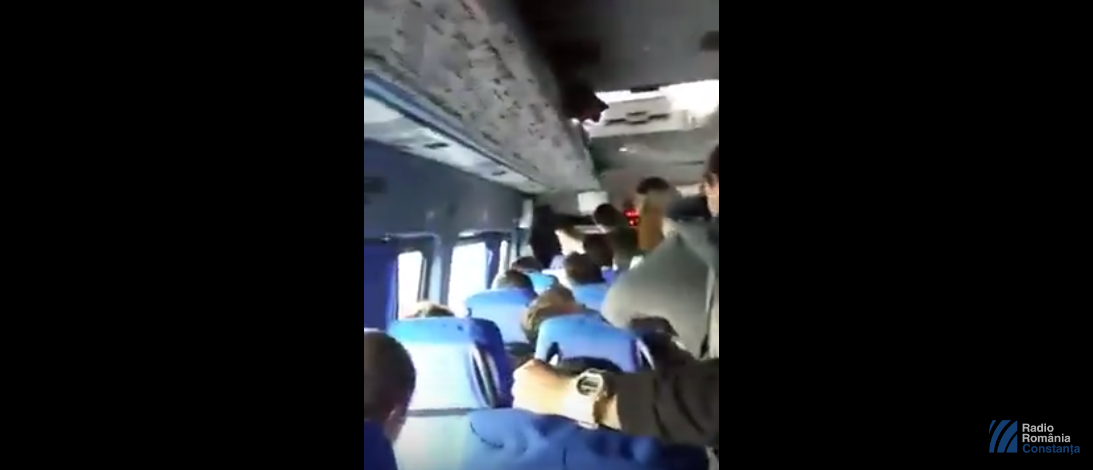 VIDEO/TULCEA: Sfidarea regulilor de către un șofer de microbuz. Zeci de pasageri transportați ÎN PICIOARE