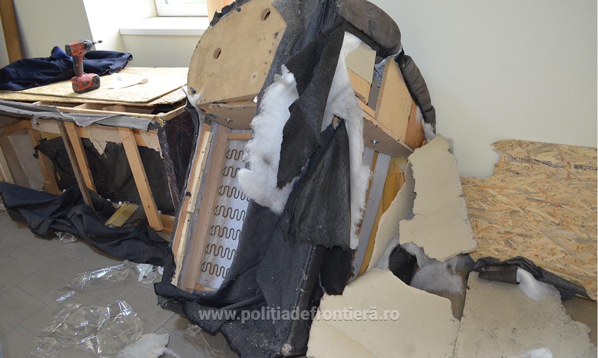 VIDEO/FOTO – Țigări de contrabandă, ascunse în piese de mobilier