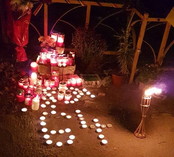 FOTO: Zeci de oameni s-au adunat în parcul central din CONSTANȚA în memoria victimelor din COLECTIV