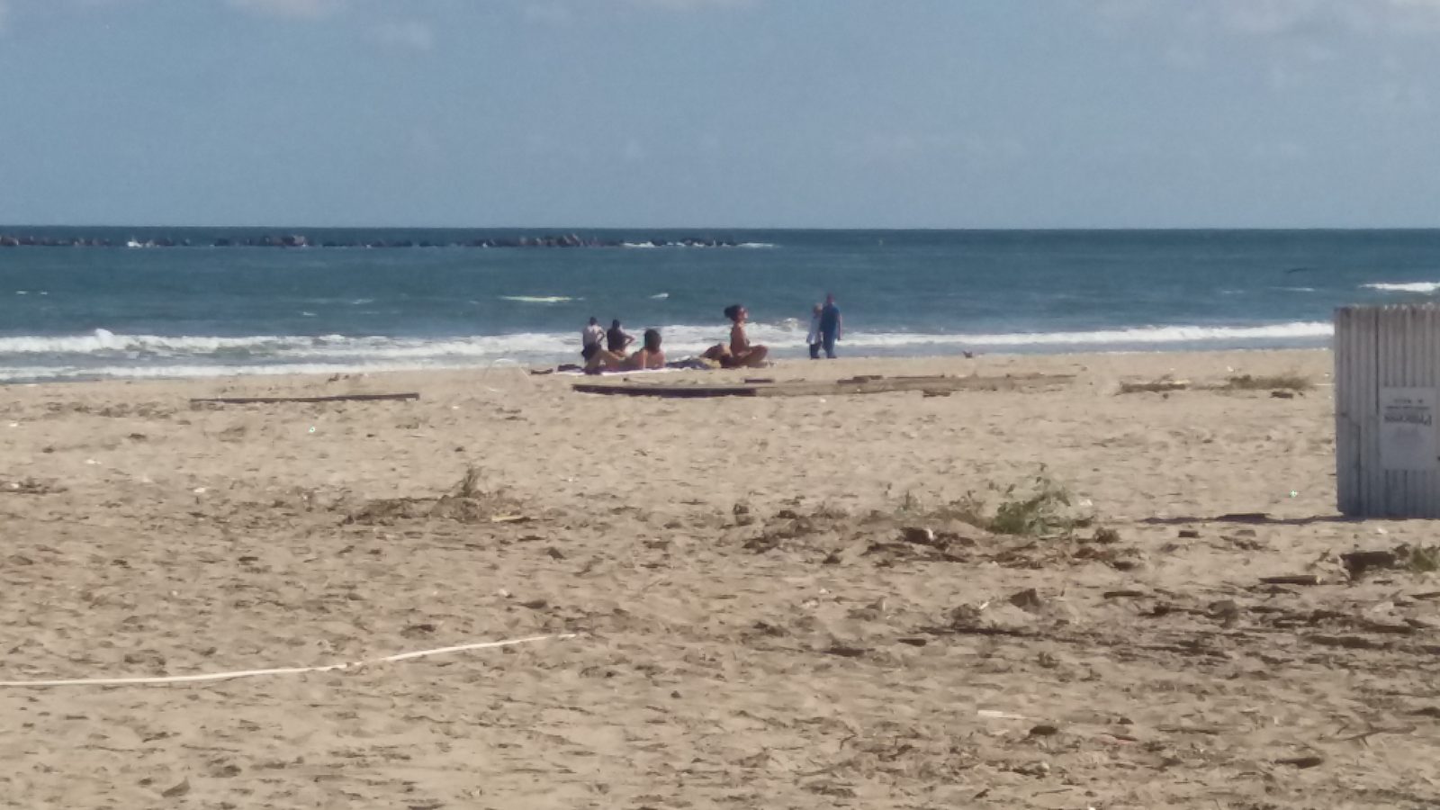 FOTO – Vara s-a întors pe litoral! Plajele, lăsate în voia gunoaielor de toată lumea!