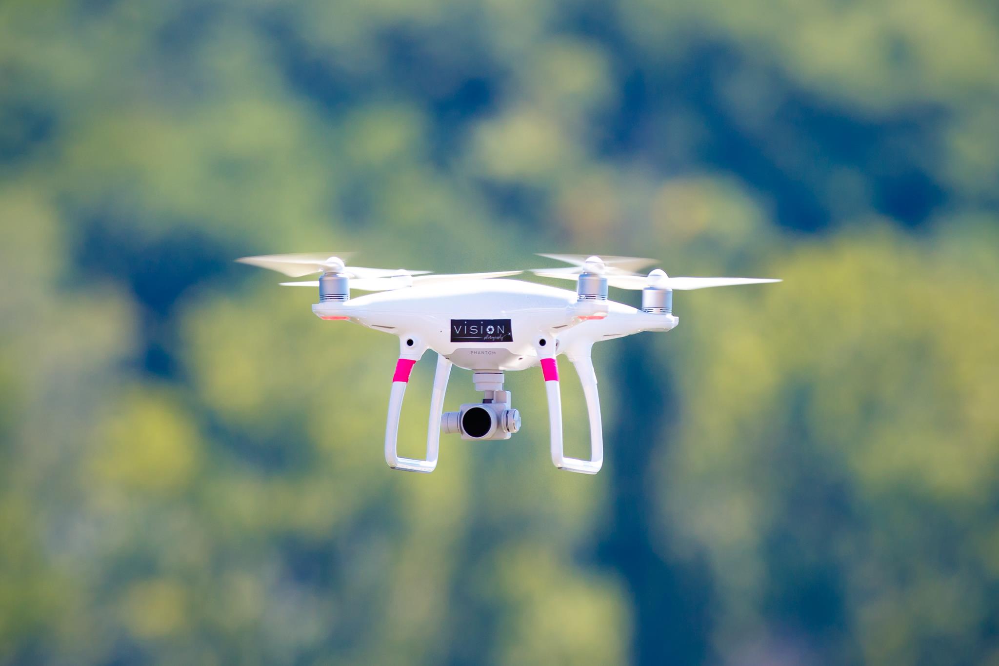 AUDIO/FOTO – După o sesiune foto la CONSTANȚA, s-au ales cu mașina spartă și fără dronă