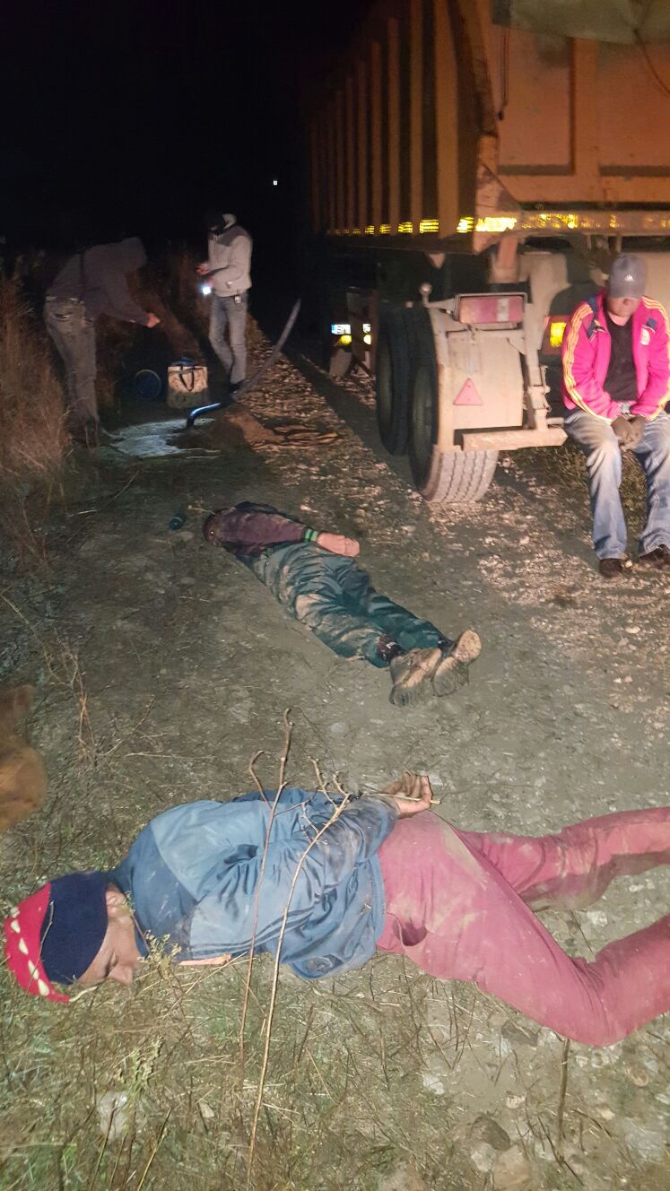 Foto/Video – MEDGIDIA: Suspecți de furt de petrol, prinși de jandarmi cu FOCURI de ARMĂ
