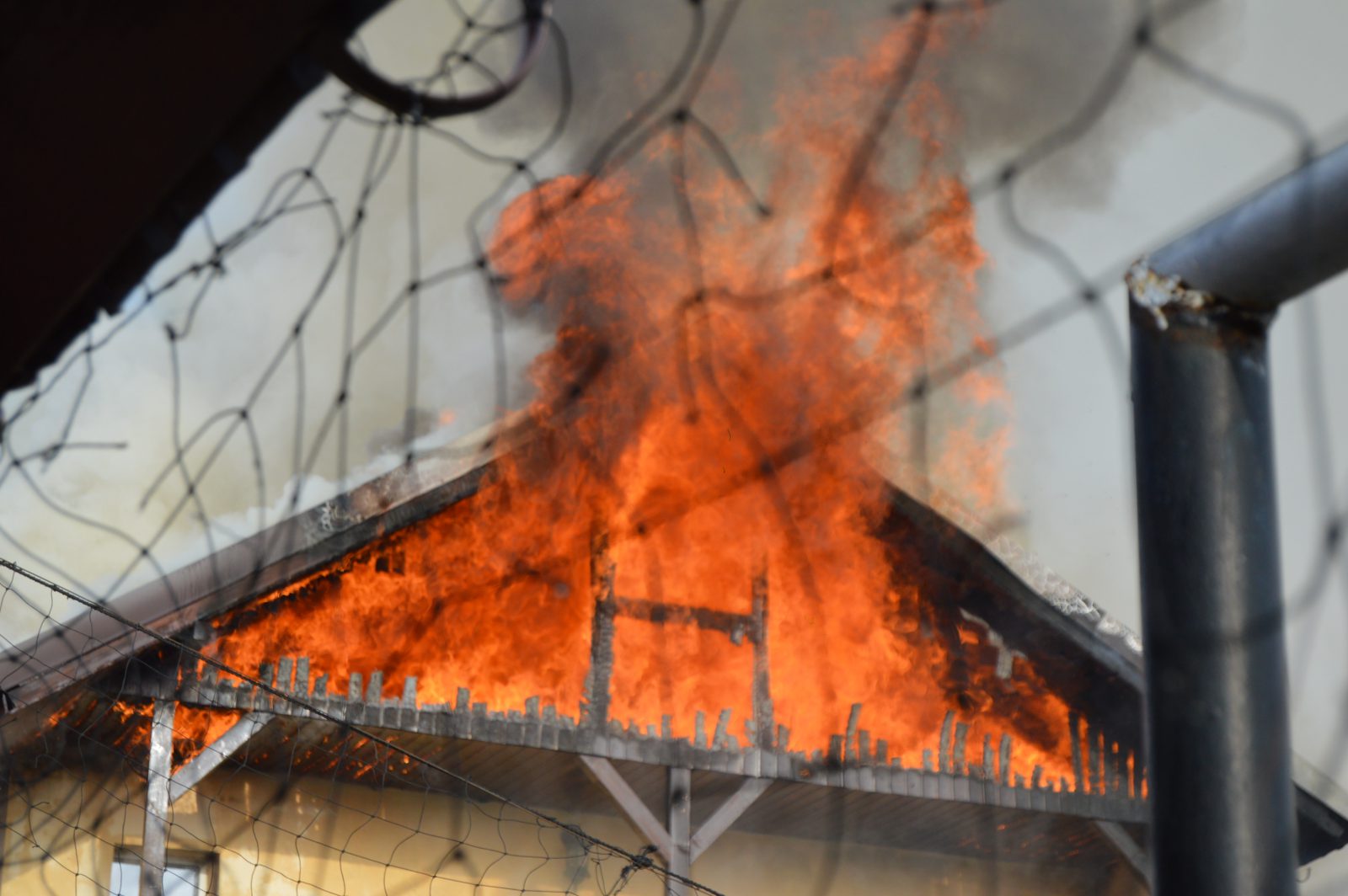 Update – LUMINA: Incendiu violent într-o gospodărie