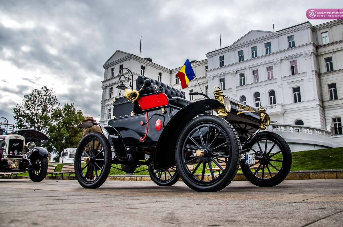 Foto – CONSTANŢA: Parada de toamnă a maşinilor de epocă