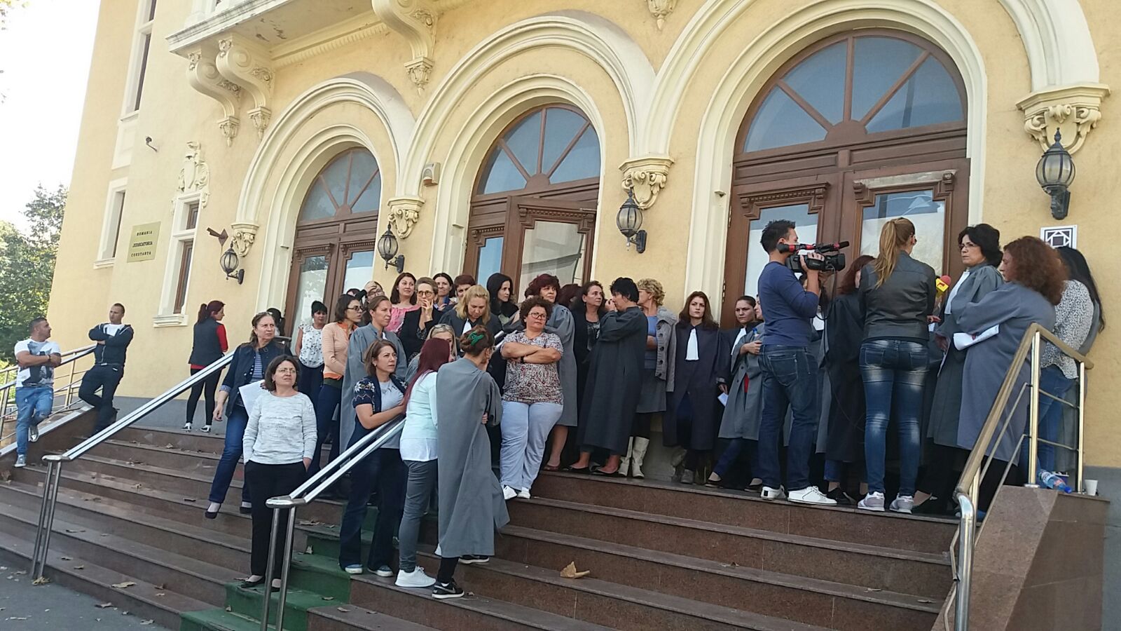 CONSTANȚA/FOTO: Protest la Curtea de Apel și la Judecătorie