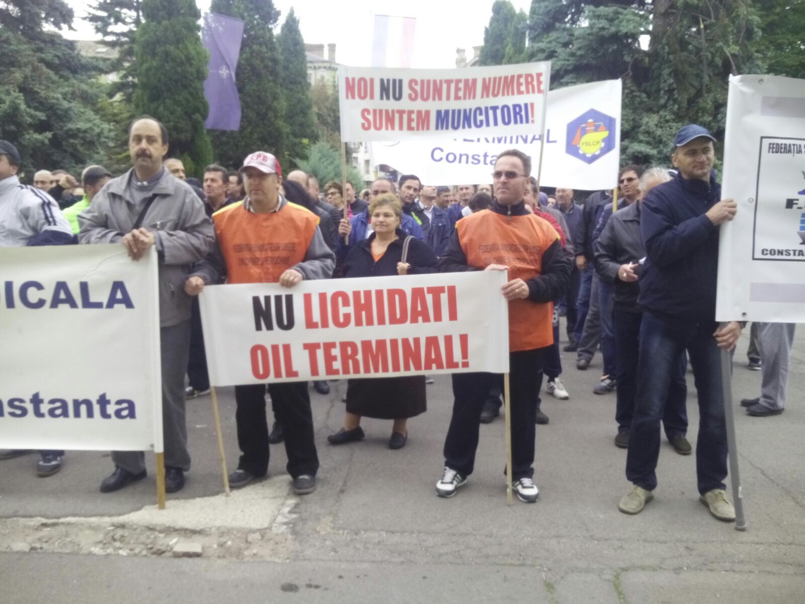 FOTO: Protestele sindicaliştilor de la Oil Terminal continuă în faţa Prefecturii Constanța și la sediul Guvernului