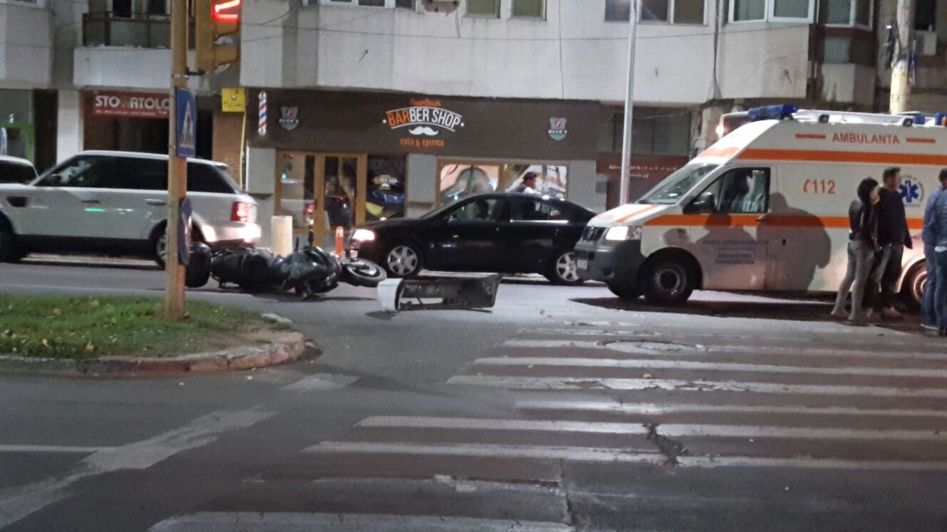 Foto EXCLUSIV: Accident rutier în intersecţia de la CAPITOL