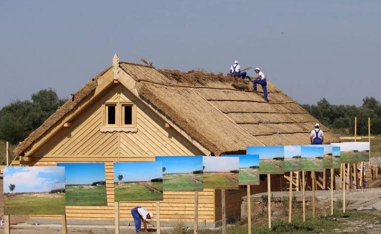 Construcții ecologice, ridicate de deținuți în inima DELTEI DUNĂRII