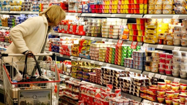 „Un sandviș poate conține și 47 de E-uri!“ De ce este important să citim cu atenție eticheta unui produs și cum ne pot îmbolnăvi aditivii alimentari