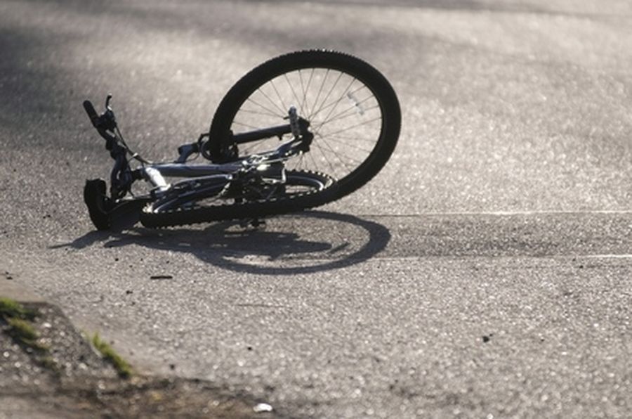 TULCEA: Un biciclist beat a acroșat o mașină și a fost rănit