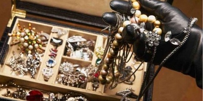 Percheziții la o persoană bănuită că a furat bijuterii în valoare de 100.000 de euro