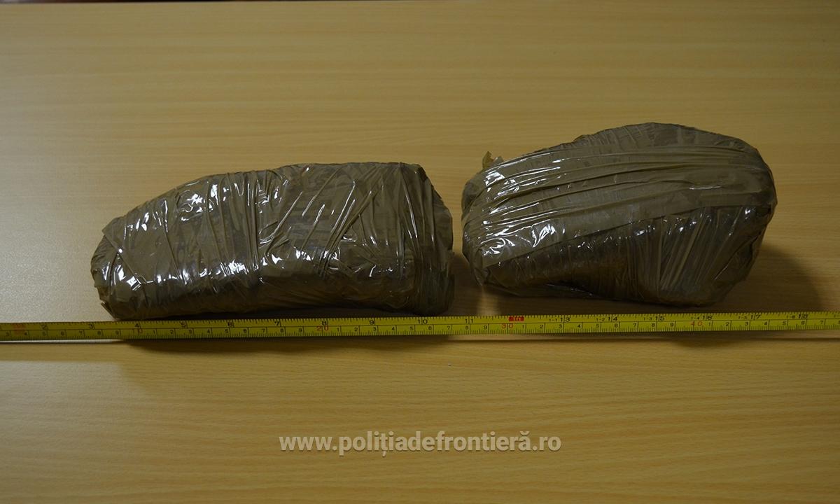 Un tânăr a fost prins în flagrant când încerca să introducă în ţară două pachete de canabis