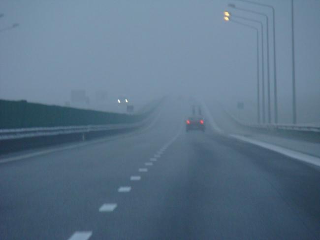 Atenție, șoferi! Trafic îngreunat din cauza ceții pe Autostrada Soarelui