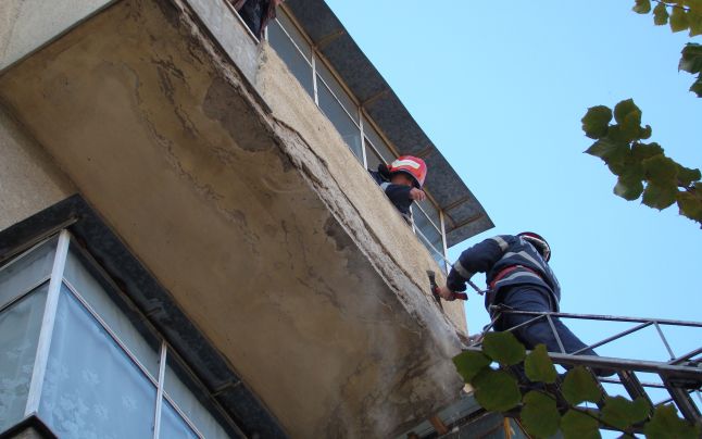 TULCEA: O bucată de tencuială riscă să se desprindă de pe fațada unui bloc