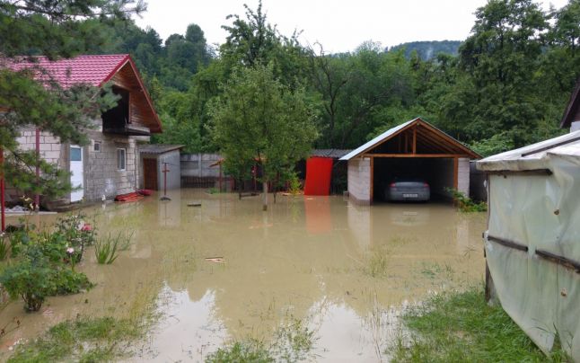 GALAȚI: Sute de oameni evacuați și sute de case inundate în județ