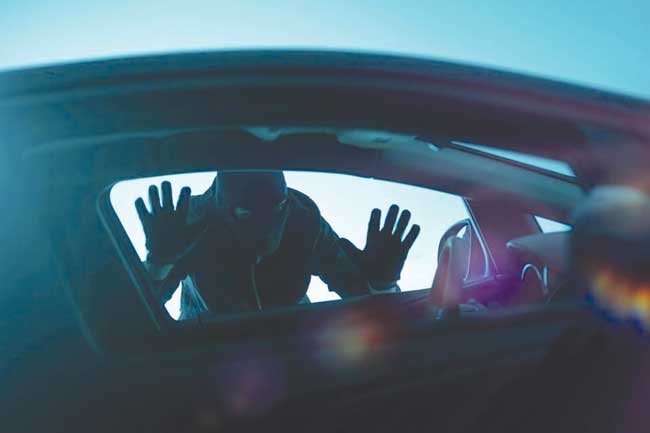 Reținut de polițiștii constănțeni după ce a furat mai multe bunuri dintr-o mașină